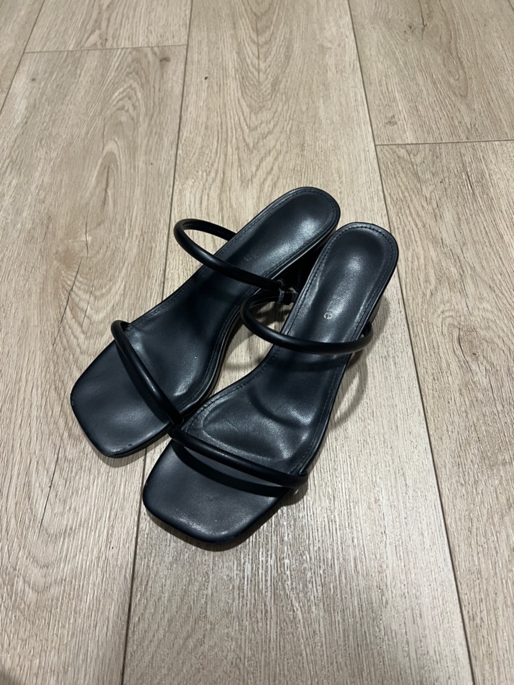 Shoe'N Tale Strappy Heels